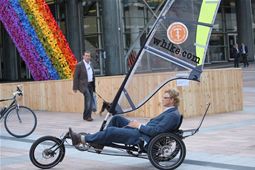 Andries Tijssens, Whike, with a sailing bike at the exhibition 