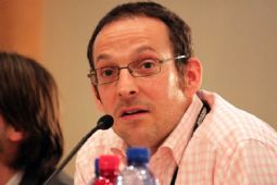 Andrew Cecil addresses the question 'E‐commerce in Europe: 1 global site or 27 national sites?' 